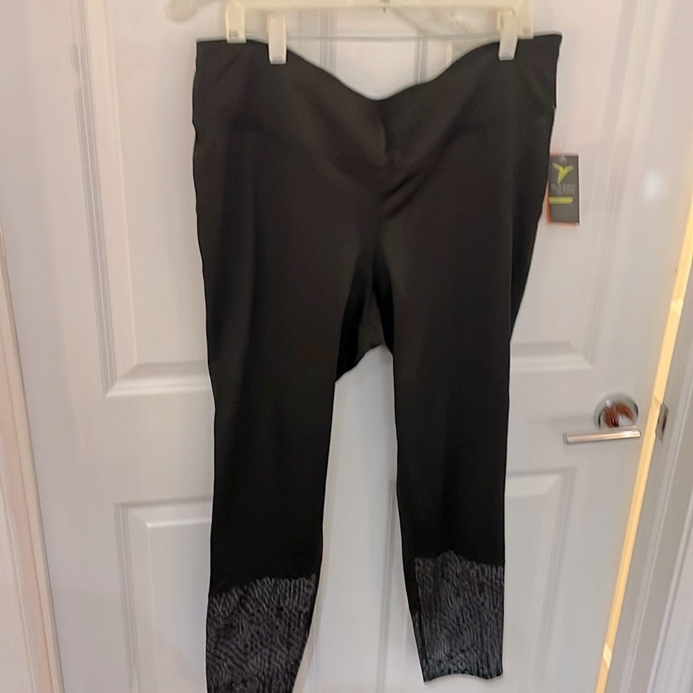 Old Navy Workout Leggings with detail around calf- size XXL, NWT